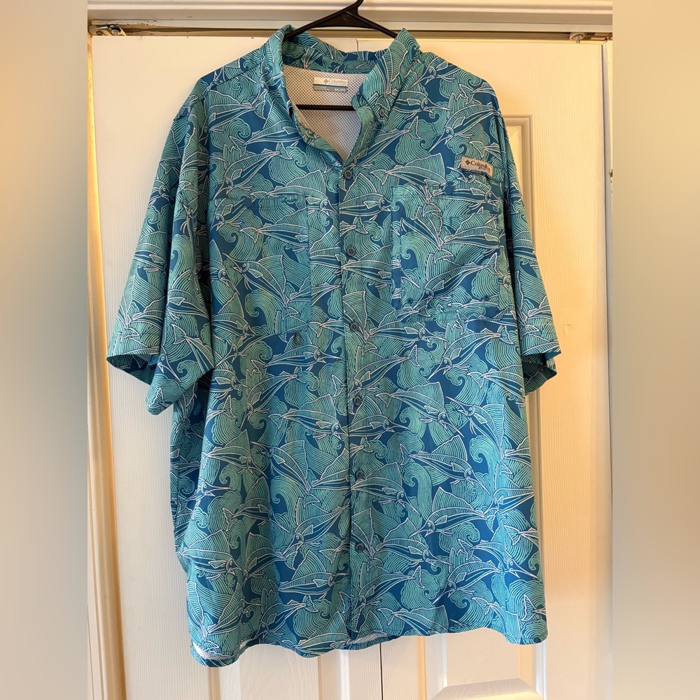 Men’s Columbia shirt